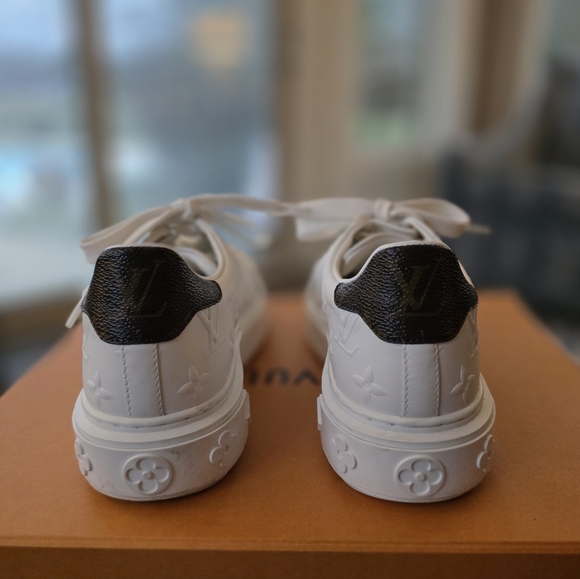 Louis Vuitton White Monogram Sneakers, Perfect Condition! Size 7 - Picture 3 of 4